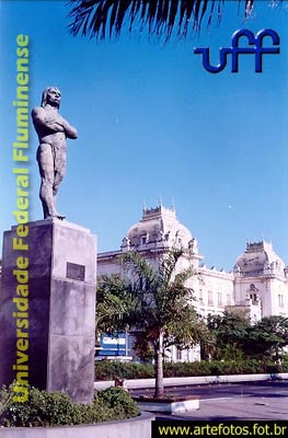 Esttua de Araribia com prdio dos Correios ao fundo.